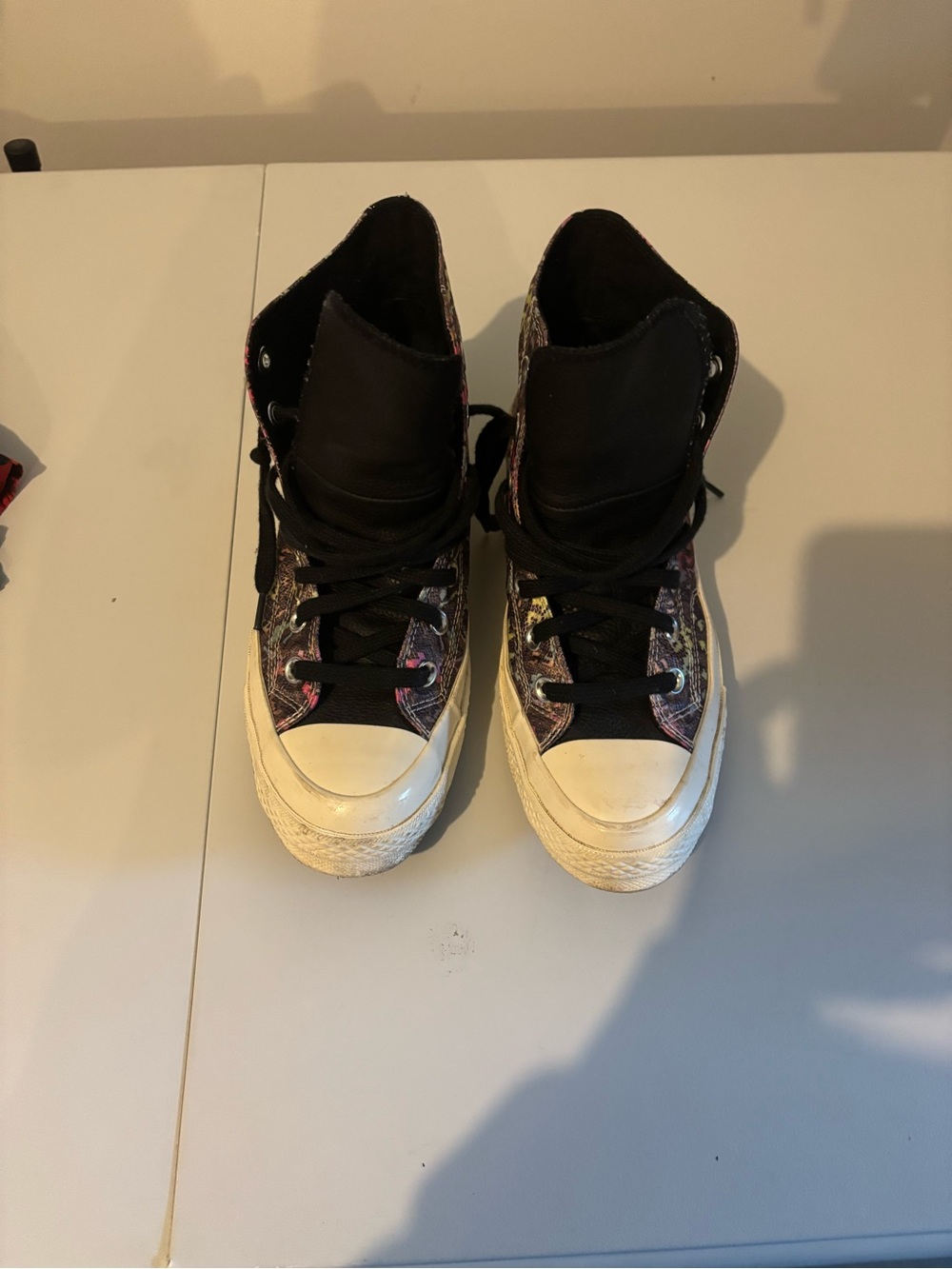 Converse High-Top Sneakers in Black with Multicolor Snake-Print Women’s Size 7.5 - Picture 3 of 10